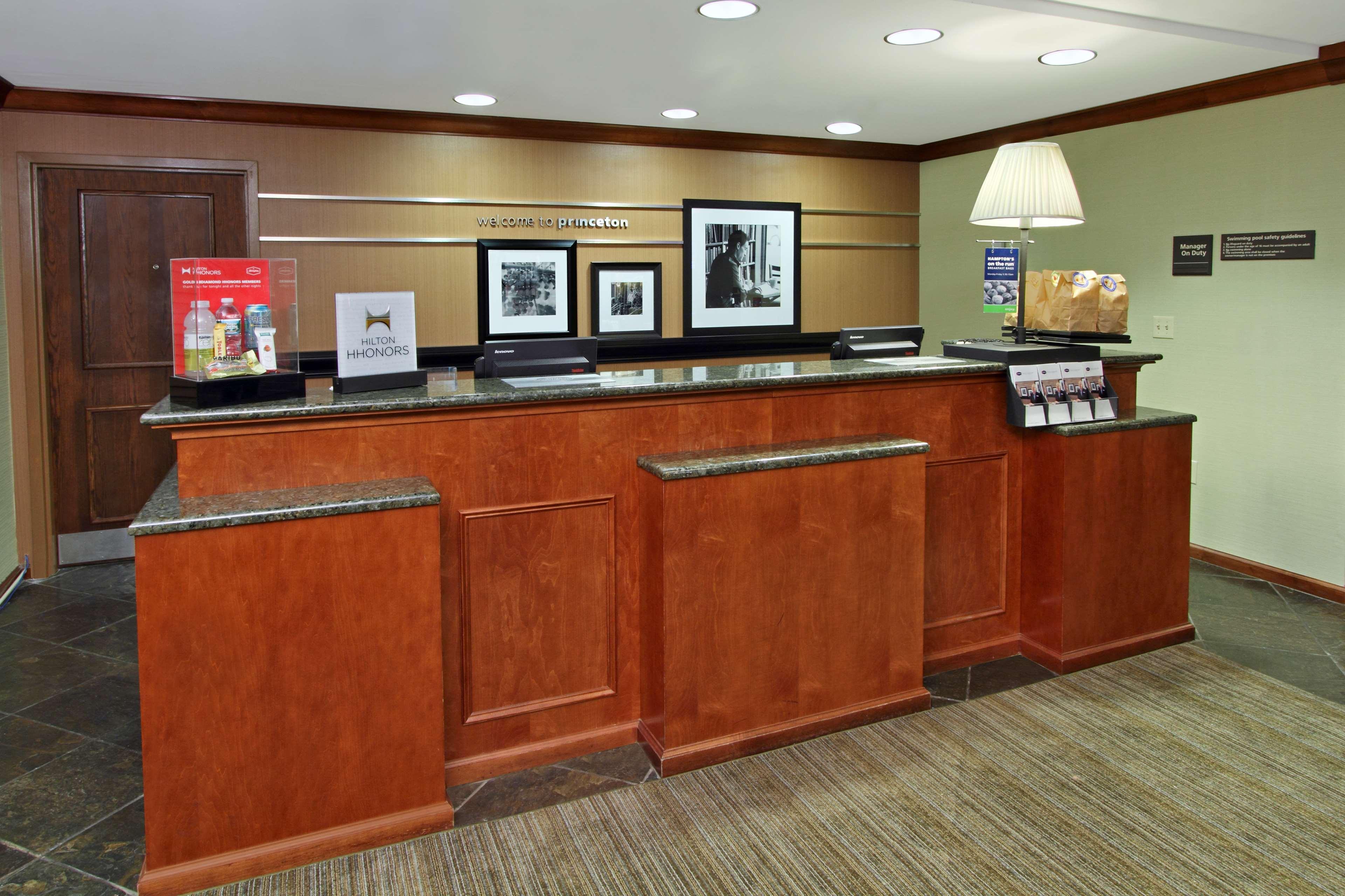 Hampton Inn Принстон Экстерьер фото